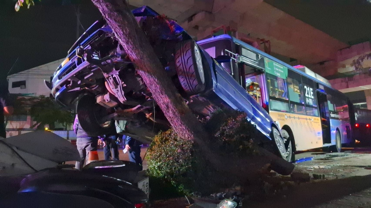 รถพ่วงยางระเบิด พุ่งชนท้ายรถหลายคัน ถนนสุขสวัสดิ์ มีผู้ได้รับบาดเจ็บเพียบ