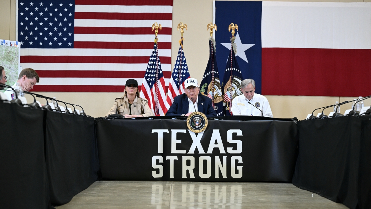 ทรัมป์ลงพื้นที่เท็กซัส เยี่ยมผู้ประสบภัยน้ำท่วม ดับแล้ว 120 ศพ สูญหายกว่า 160 คน
