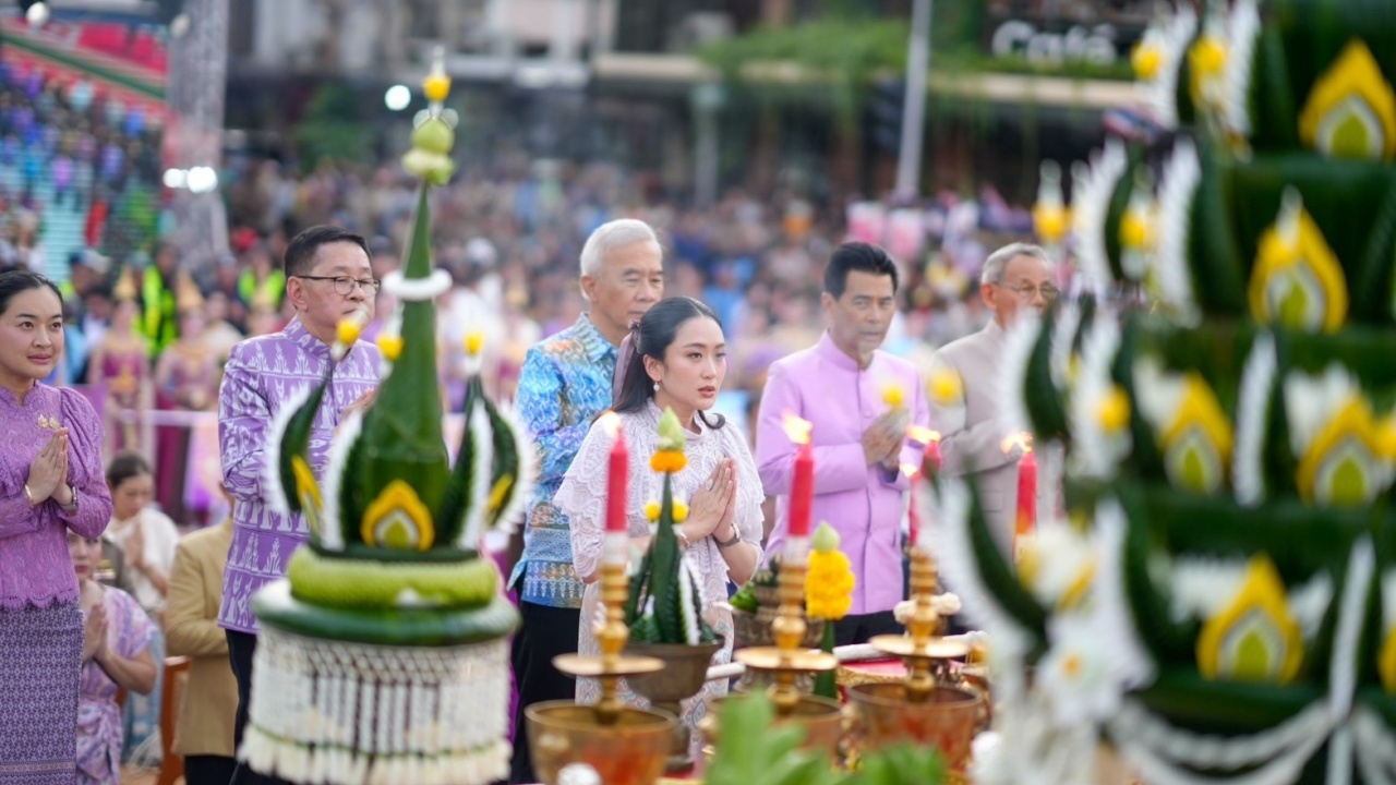 "แพทองธาร" เปิดงานแห่เทียนโคราชยิ่งใหญ่ มวลชน 2 ฝั่ง ขับไล่-ให้กำลังใจ