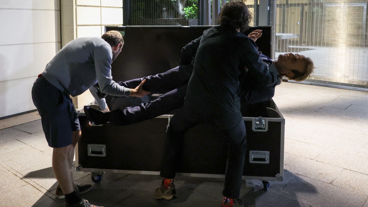  หุ่นขี้ผึ้งมาครงถูกลักพาตัว กลุ่มกรีนพีซเอาไปตั้งหน้าสถานทูตรัสเซียประท้วงนิวเคลียร์