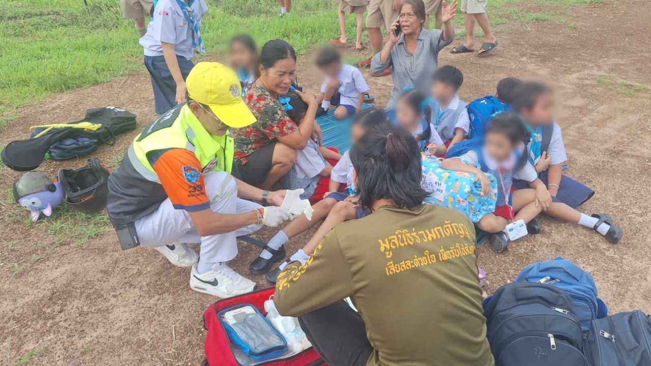 รถปูนชนรถตู้รับส่งนักเรียนพลิกคว่ำ เด็กร้องตกใจ บาดเจ็บหลายราย