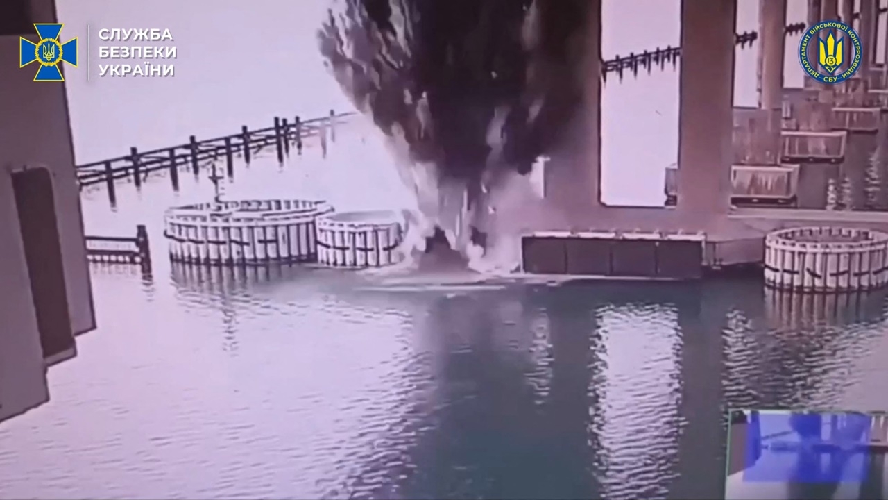 ยูเครนอ้าง ใช้ระเบิดใต้น้ำ 1,100 กก. โจมตีสะพานไครเมียเสียหายหนัก