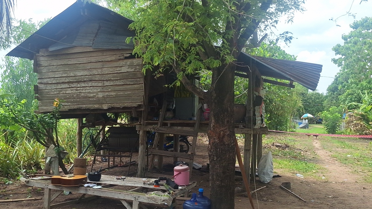 ตร. เร่งสอบปม เด็กชายวัย 10 ขวบ ปืนลั่น ดับคากระท่อมกลางนาที่ จ.กาฬสินธุ์