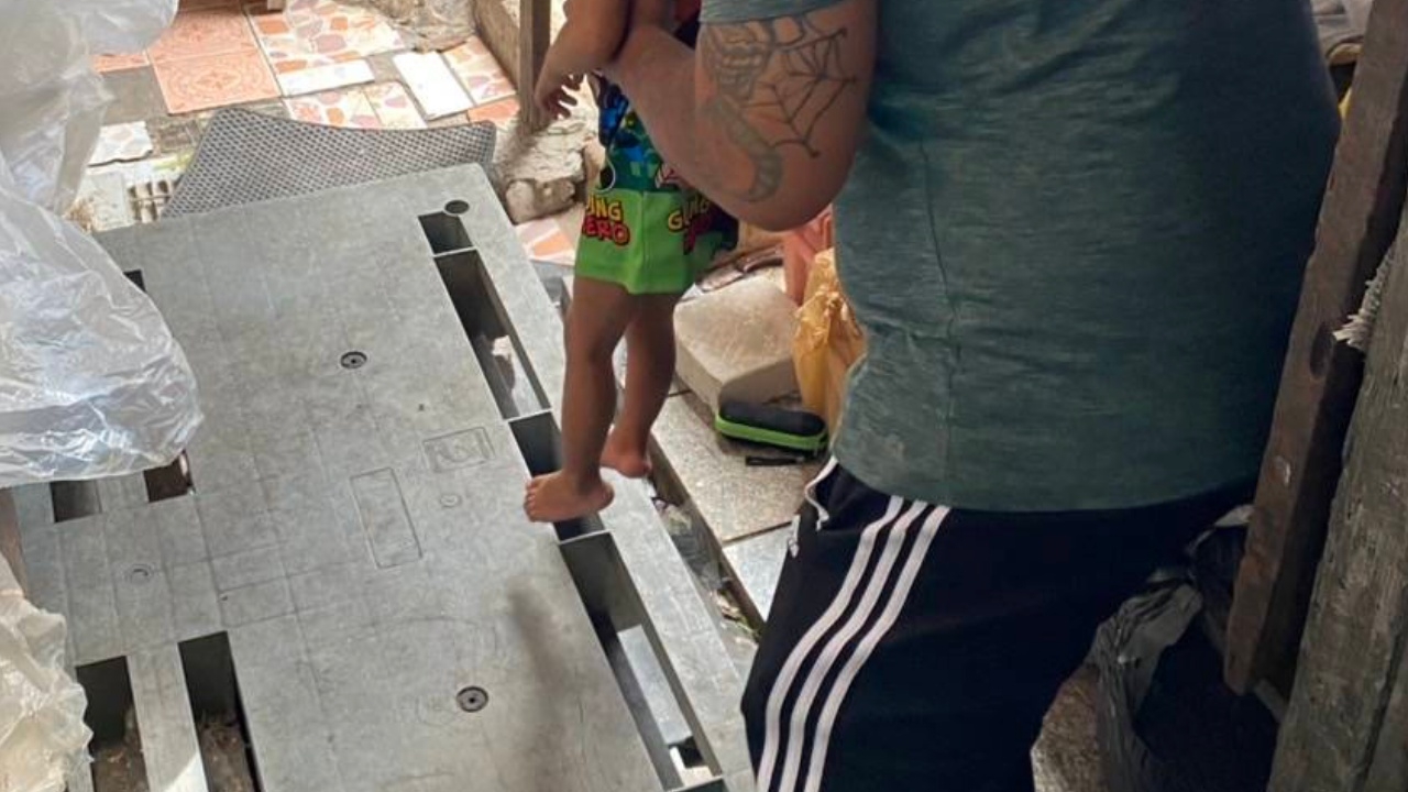 หดหู่ "หนูน้อย 5 ขวบ" นอนกอดศพพ่อ เรียกตื่นกินข้าวโดยไม่รู้เสียชีวิต