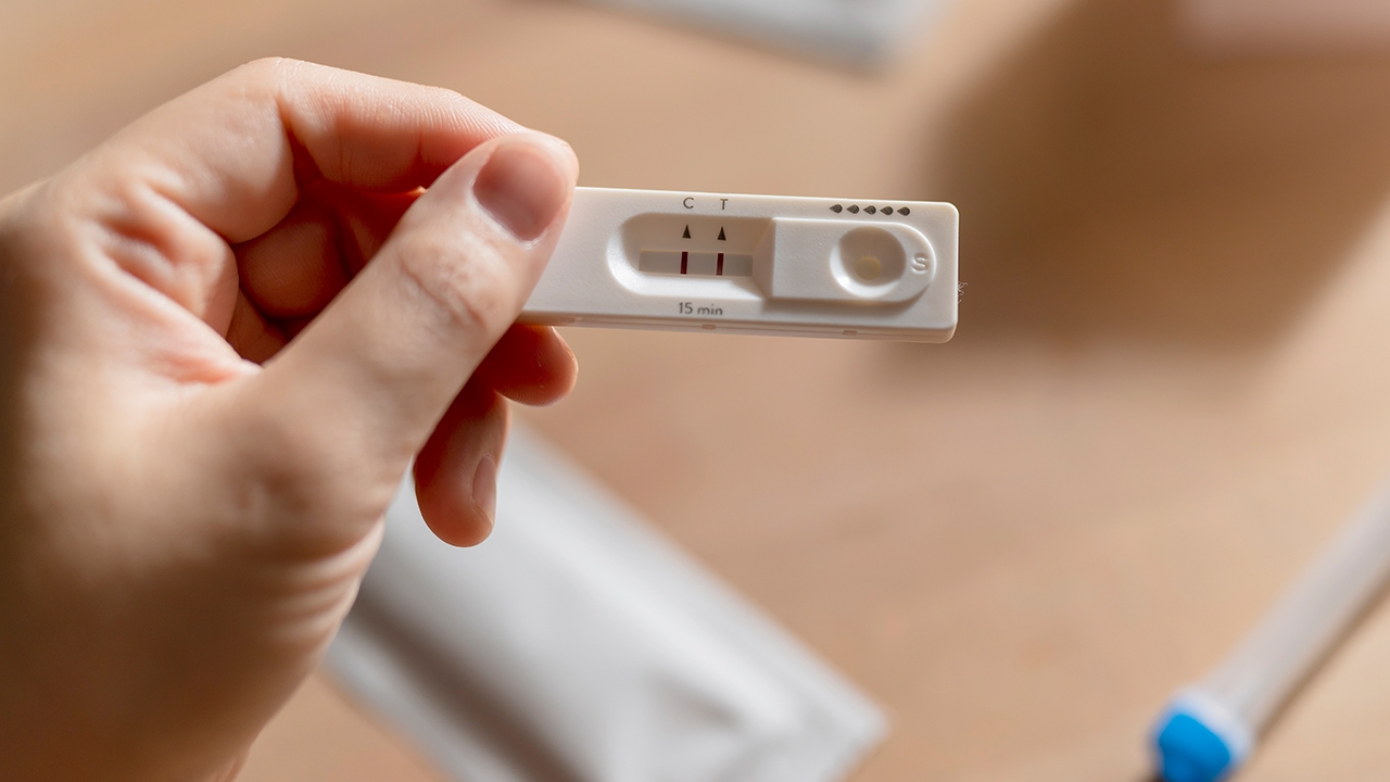 ติดโควิด-19 พุ่งแรง ห่วงเด็กป่วยอื้อ ผู้ป่วยรายใหม่เพิ่มขึ้น 65,880 คน