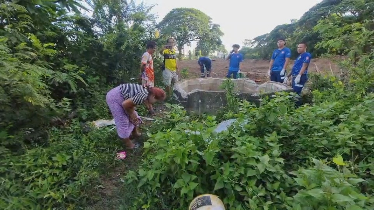 มาเก็บเห็ดแต่เจอศพ ป้าเกือบช็อก "หนุ่มเร่ร่อน" จมบ่อน้ำข้างอาคารบ้านพักรถไฟร้าง