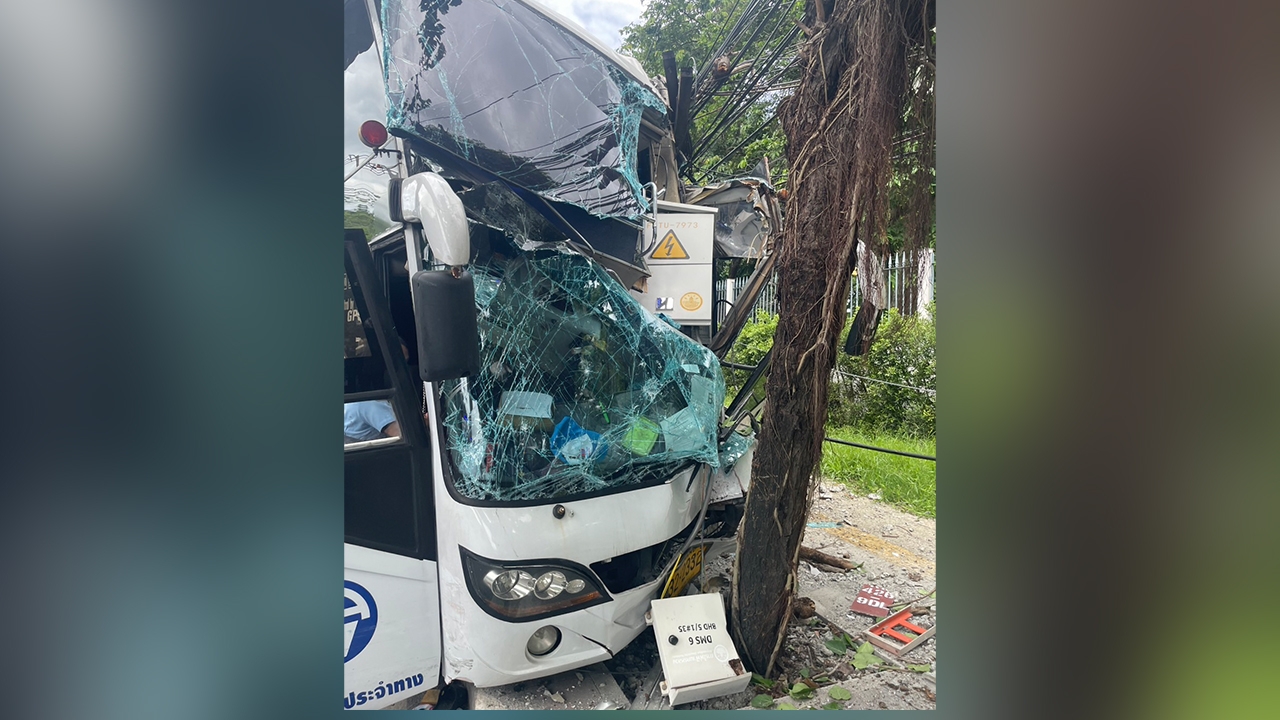 รถบัสเสียหลัก พุ่งชนเสาไฟฟ้าริมถนนแยก คปอ. พบมีแก๊สรั่วไหล บาดเจ็บ 8 ราย