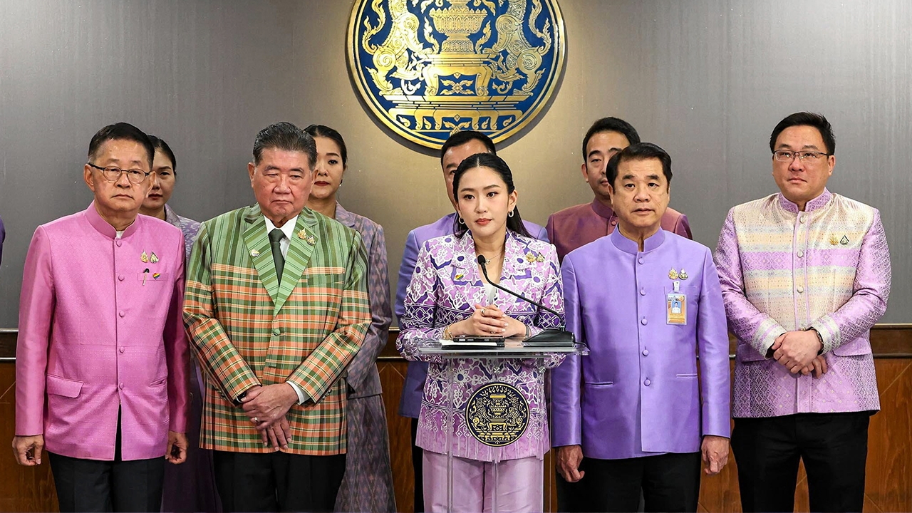 จัดแถว ครม.