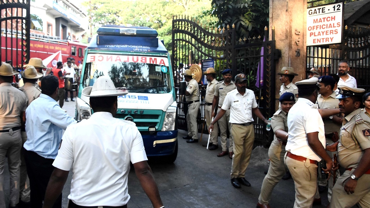 เบียดกันตาย 11 ศพ ชาวอินเดียนับแสนร่วมพาเหรดฉลองแชมป์คริกเกต