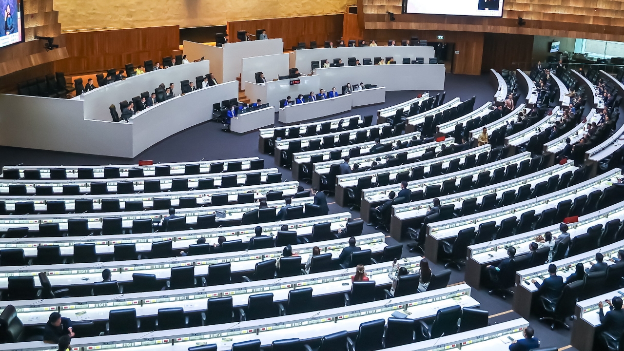 พ.ร.บ. อำนาจเรียกฯ มาชี้แจงในสภาฯ มีผลบังคับใช้แล้ว ใครไม่ให้ความร่วมมือมีโทษ