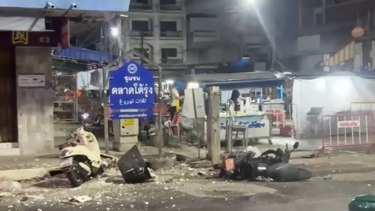 ภาพวงจรปิดนาทีระเบิด 2 จุด "ตลาดโต้รุ่งปัตตานี" พบคนร้ายนำมาซ่อนในถังขยะ
