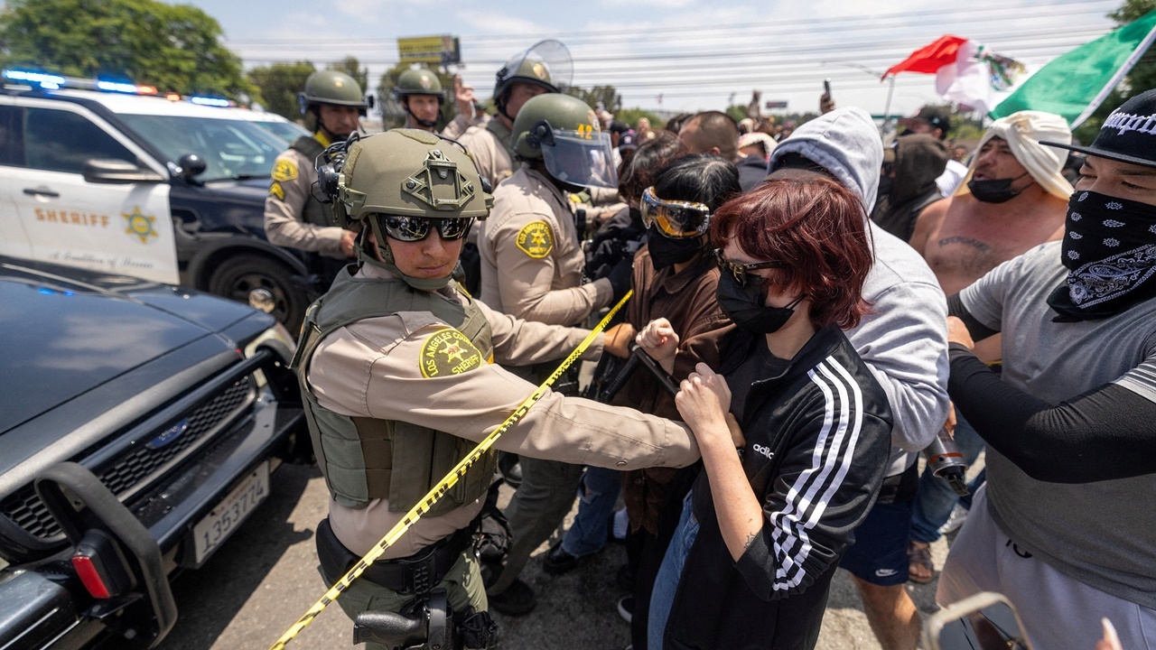 ทหารชุดแรกถึงลอสแอนเจลิส ทรัมป์สั่งปราบผู้ประท้วงต้านจับผู้อพยพ