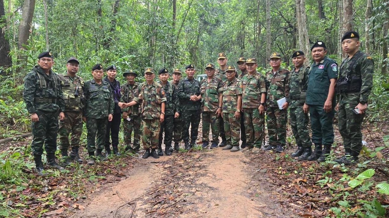 ทบ. เปิดภาพทีม "ทหารไทย" เจรจาคลี่คลายสถานการณ์ "ช่องบก" ลดการเผชิญหน้า
