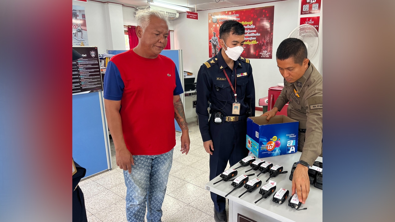 "ลุงโทนี่" ถูก กสทช. บุกค้นจับ ว.เถื่อน 10 เครื่อง คาร้านอาหาร