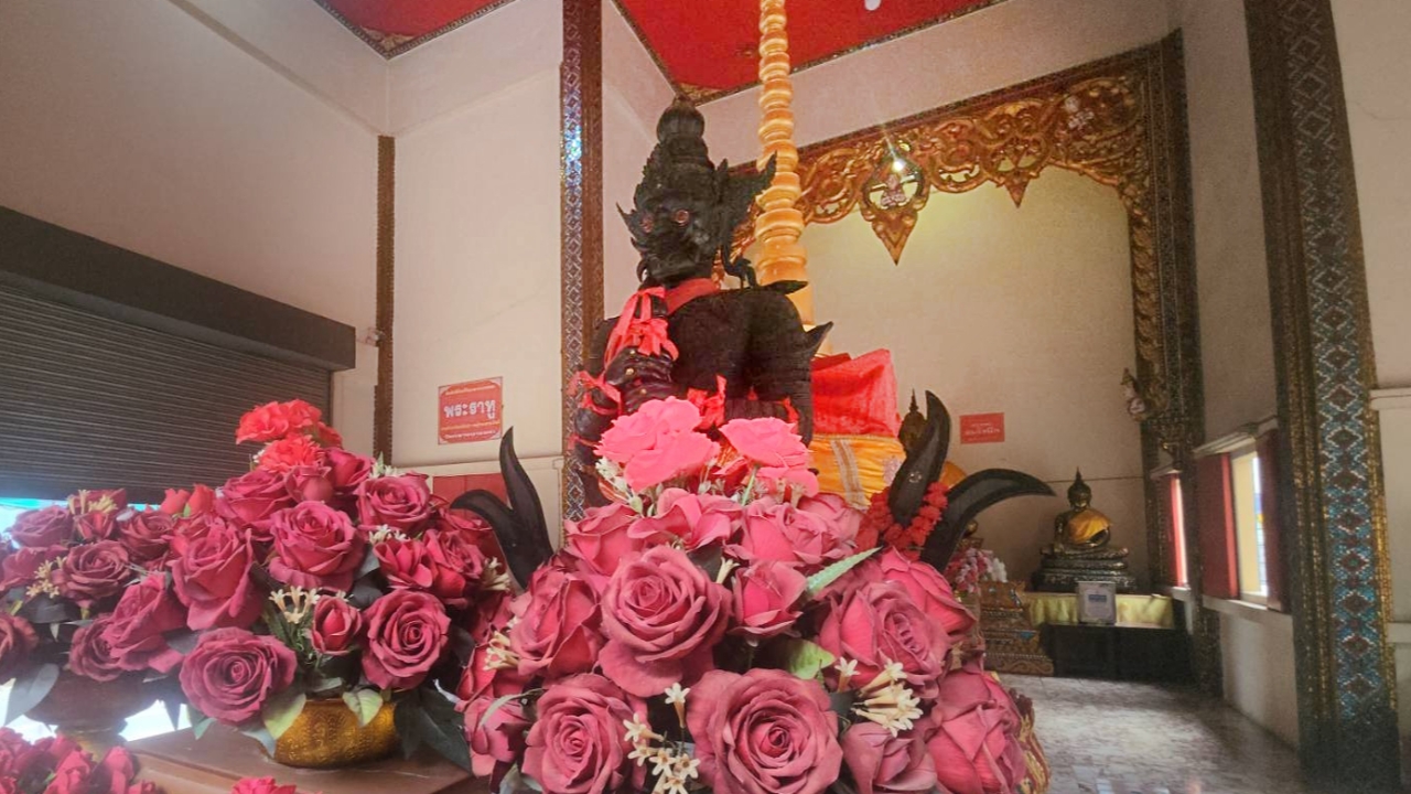 มาตามความเชื่อ คอหวยส่องเลขเด็ด "ท้าวเวสสุวรรณ" วัดกลางบางพระ ลุ้นรวยงวดนี้