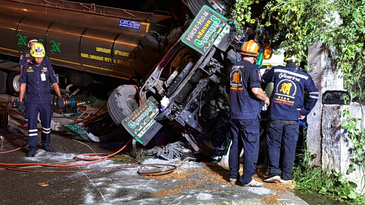 หนุ่มชุมพรขับรถบรรทุกน้ำมันพืช หลับในชนเสาไฟฟ้าริมถนนเพชรเกษม ดับ 2 ศพ