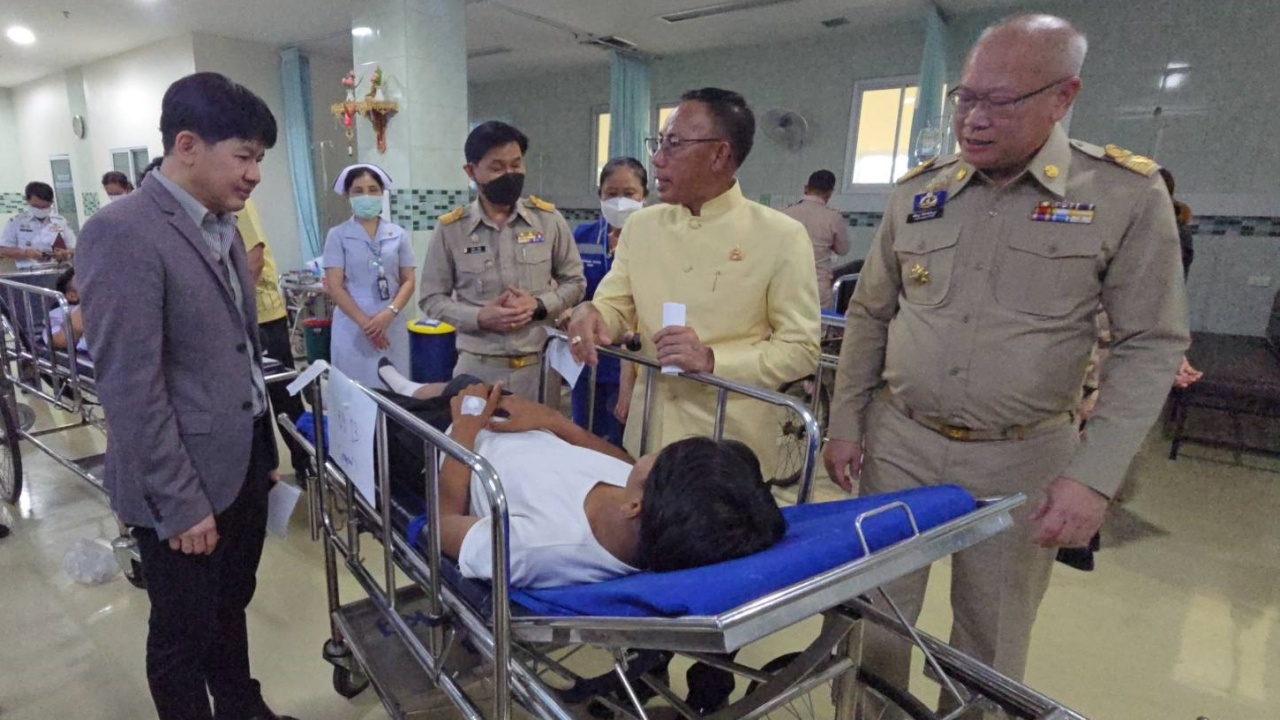 หามส่งโรงพยาบาล 22 ราย ครู-นักเรียน "รร.ปราจีนกัลยาณี" อาเจียน ปวดท้องหนัก