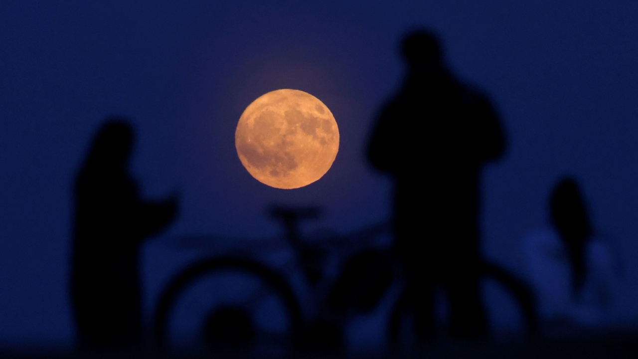 คืนนี้ 11 มิ.ย. 68 ชวนแหงนหน้ามอง "Strawberry Moon" พระจันทร์เต็มดวงกลางท้องฟ้า