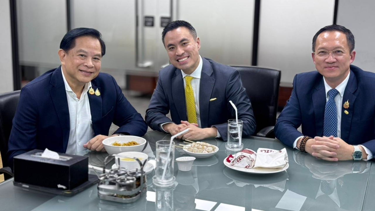 “เอกนัฏ” เปิดภาพทานข้าว ย้ำ หัวหน้าพรรคชื่อ “พีระพันธุ์” รวมไทยสร้างชาติไปต่อ