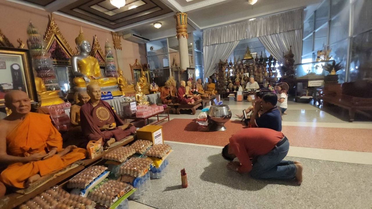 กิจการโซฟายอดขายปัง ถวายโซฟาหลุยส์แก้บน "พระเงินพระทอง" แถมได้เลขเด็ดกลับไปลุ้น