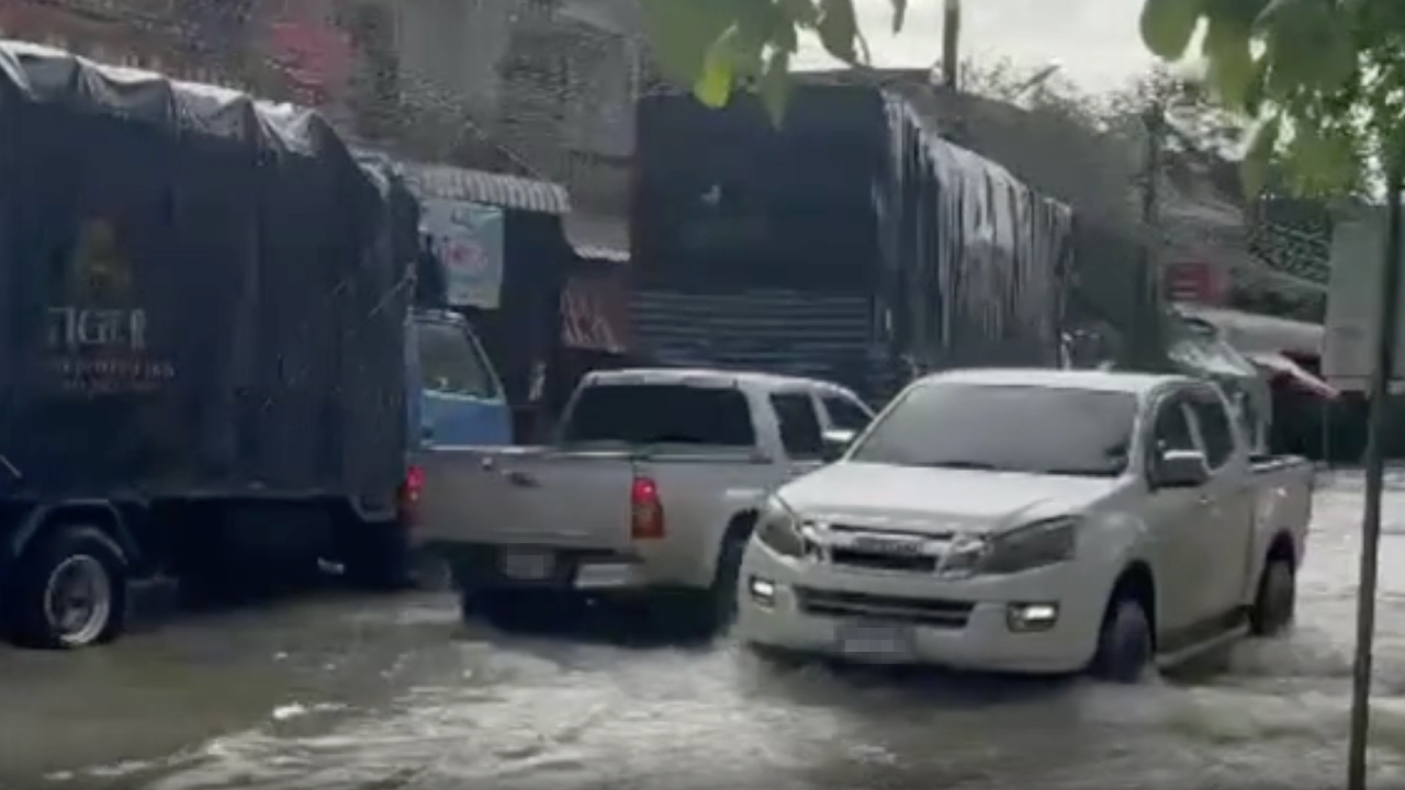 ฝนถล่มมหาสารคาม 10 ชม. ไฟดับหลายพื้นที่ หลาย รร. ประกาศปิด 1 วัน