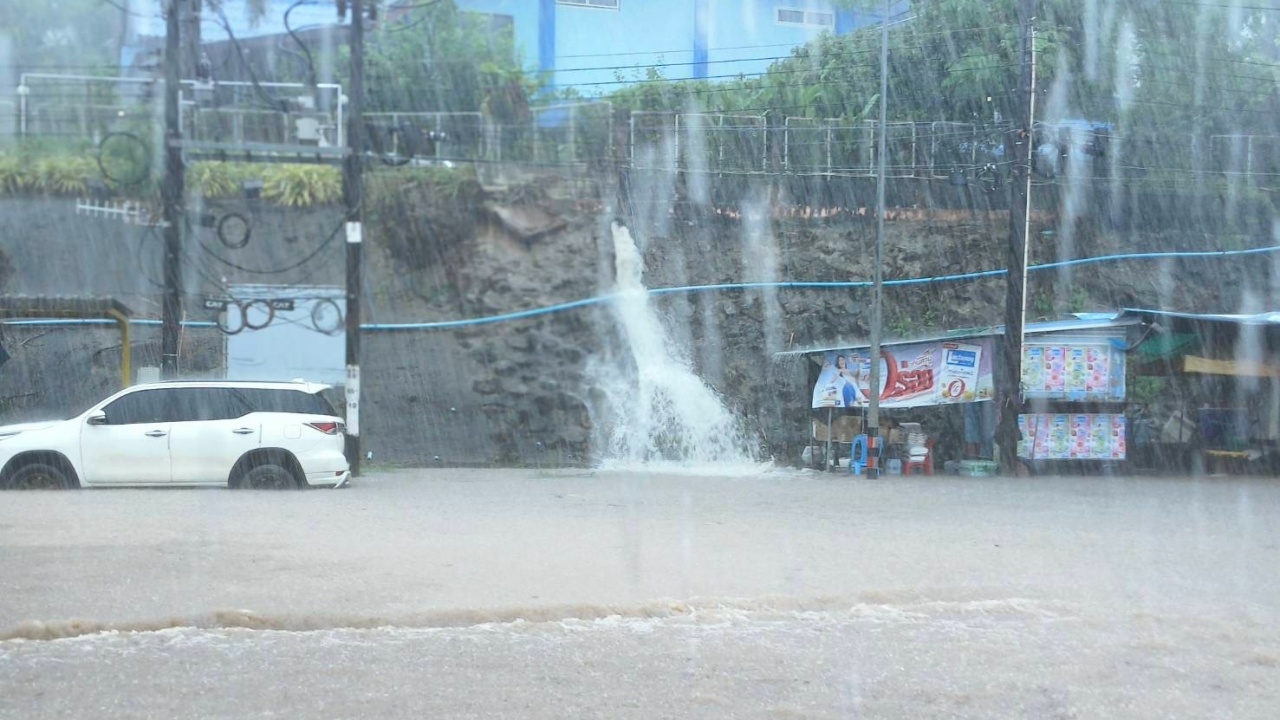 ฝนตกหนักที่คลองใหญ่ จ.ตราด น้ำป่าไหลสมทบ ทำน้ำท่วมหลายจุด