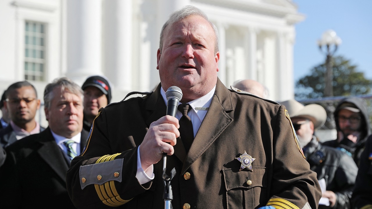 ทรัมป์อภัยโทษอดีตเจ้าหน้าที่ผู้มีความผิดในคดีฉ้อโกง-รับสินบน