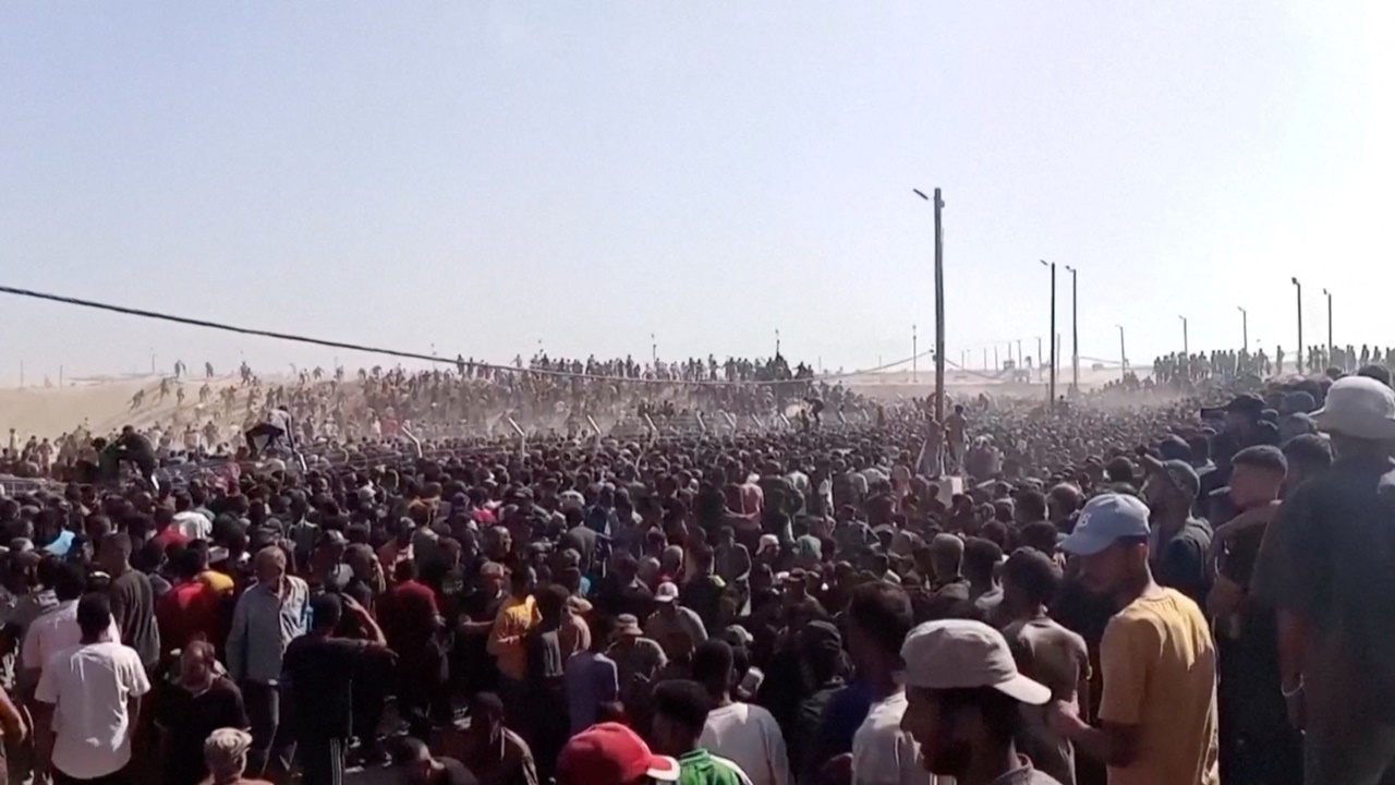 ชาวกาซานับพันบุกศูนย์แจกเสบียงชิงอาหาร ทหารอิสราเอลต้องยิงปืนเตือน