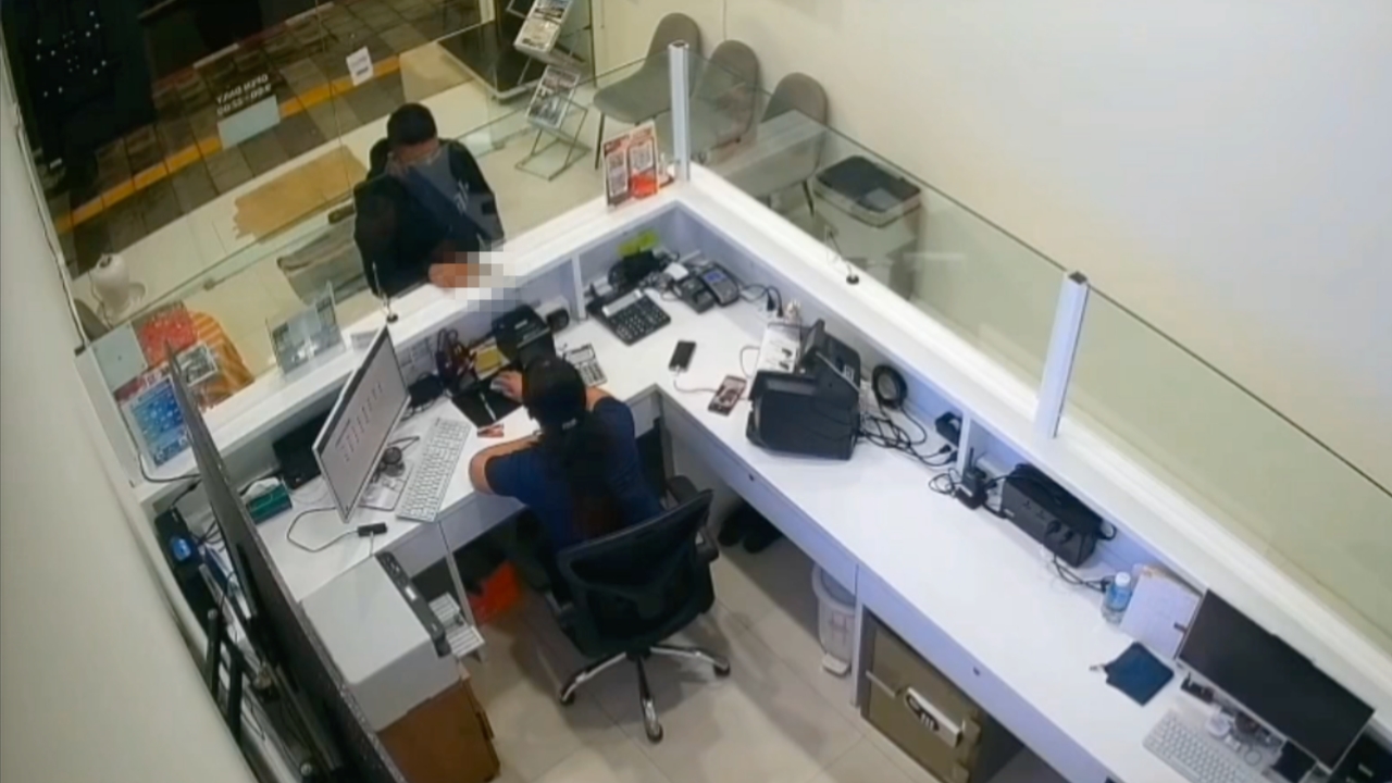 รวบหนุ่มอินเดีย ชักปืนขู่ร้านแลกเงิน ชิงเงินสดร่วมแสน มารยาทดีไหว้ขอบคุณ