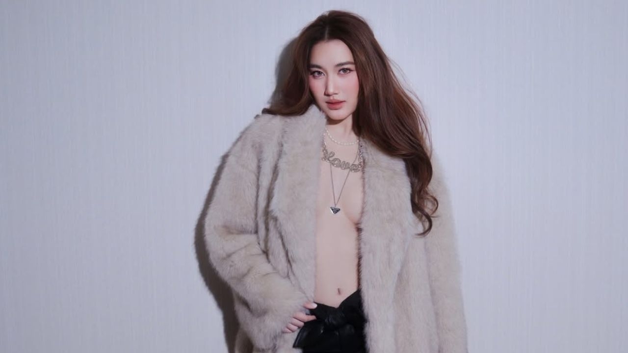 เปิดภาพ เบสท์ คำสิงห์ ฉลองวันเกิดอายุ 25 ปี แหวกอกโนบราอวดความเซ็กซี่