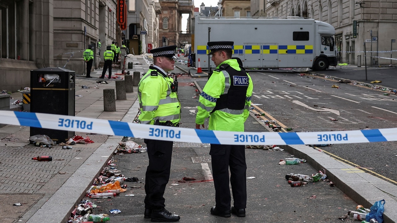 ส่อโดนหลายข้อหา ชายขับรถพุ่งชนพาเหรดแฟนบอลลิเวอร์พูล