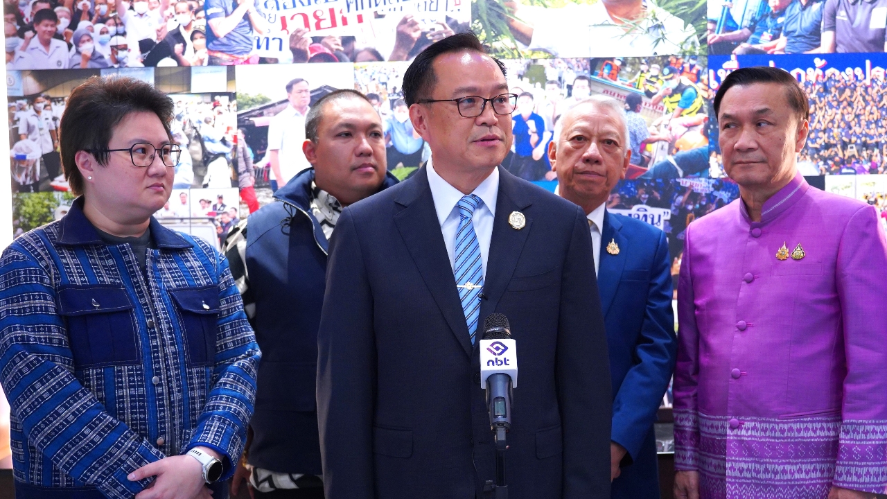 “อนุทิน” ปัดคุยการเมือง “ทักษิณ” โต้เพื่อไทย-ภูมิใจไทยขัดแย้ง นายกฯ ยังสั่งงานตลอด