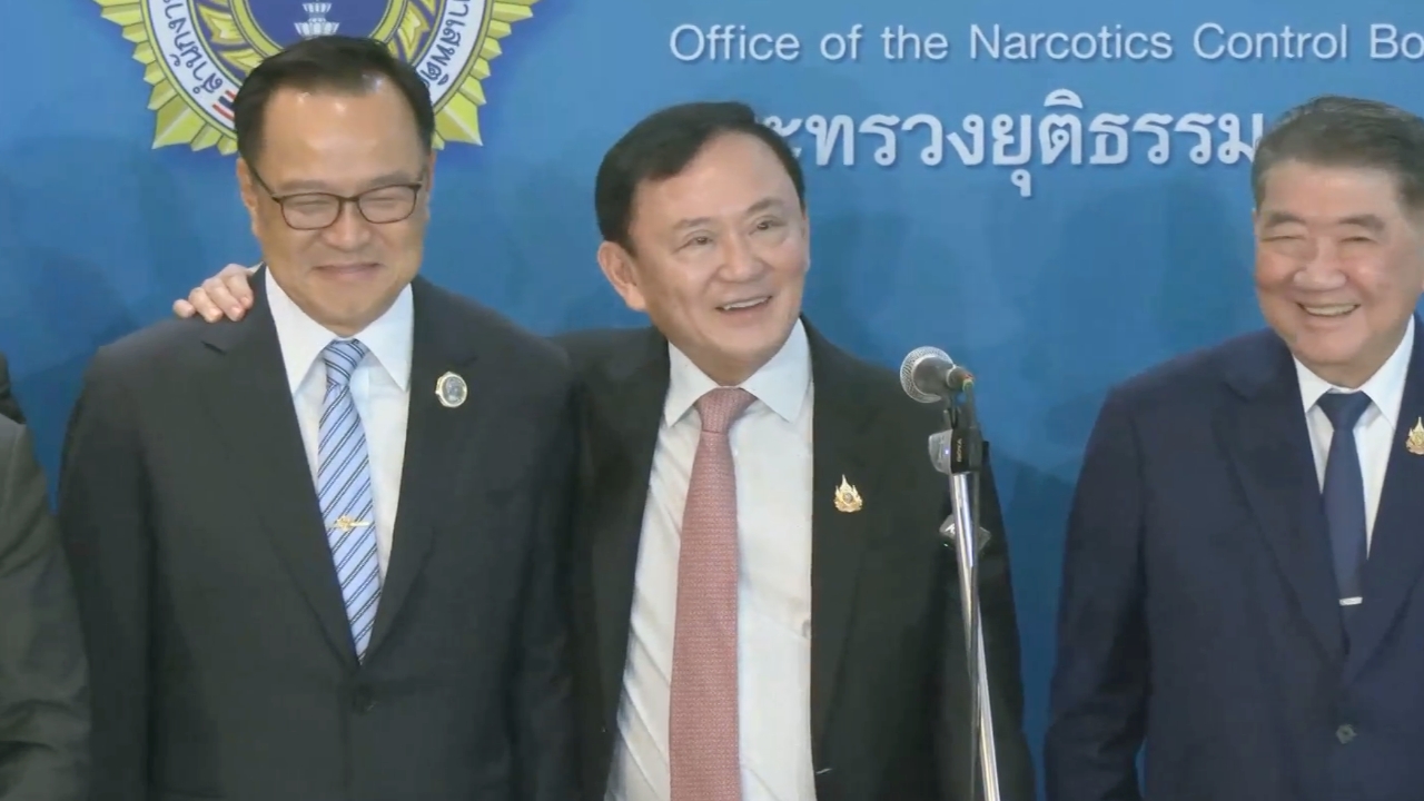 โอบไหล่ “อนุทิน” โชว์ “ทักษิณ” ยันไม่มีเปลี่ยนนายกฯ กลางคัน รัฐบาลไม่สั่นคลอน