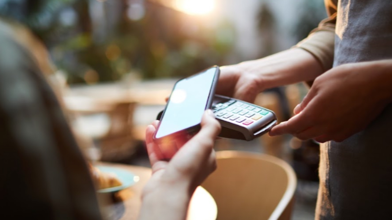 ฟ้องศาลปกครองสั่งเบรกประมูลคลื่นมือถือ