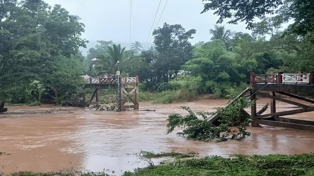 ภูกระดึงฝนตกหนักทั้งคืน น้ำท่วม 6 หมู่บ้าน ถูกตัดขาด สะพานพัง