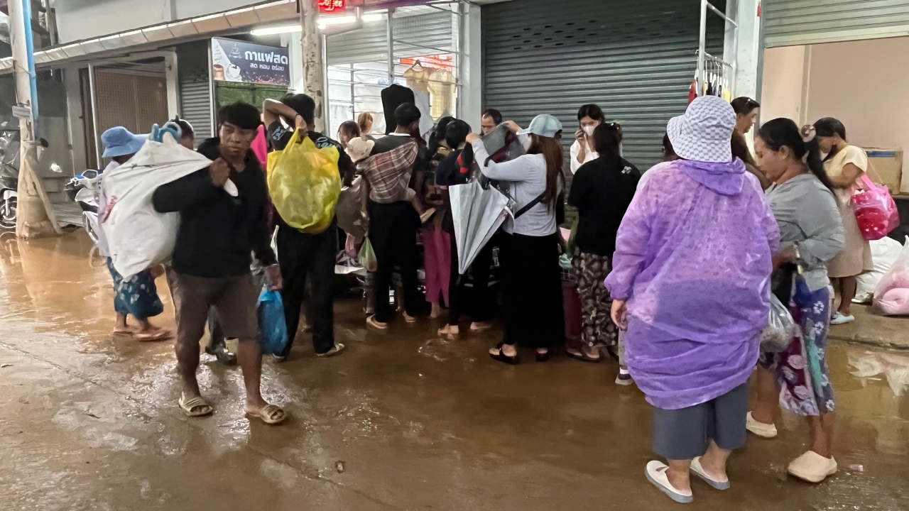 ผู้ค้าตลาดสายลมจอย นำสินค้าจมน้ำขายเลหลัง เก็บของตามคำเตือนแล้ว แต่ยังไม่พ้น