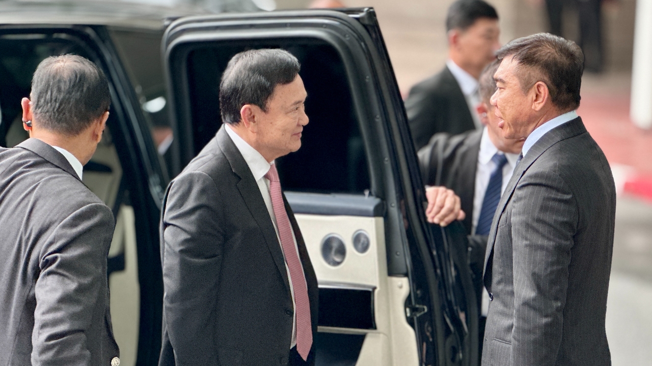 “ทักษิณ” บอกใจเย็นๆ สยบข่าวหนีออกนอกประเทศ ยันยังอยู่ดีกินดีไม่ได้ไปไหน