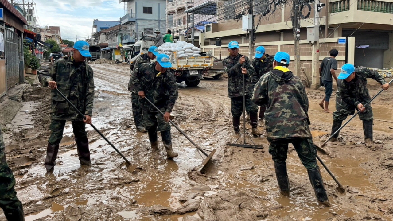 น้ำท่วมเชียงรายเริ่มคลี่คลาย ทุกฝ่ายเร่งช่วย “ประเสริฐ” จ่อบินเมียนมาแก้ปัญหาน้ำกก