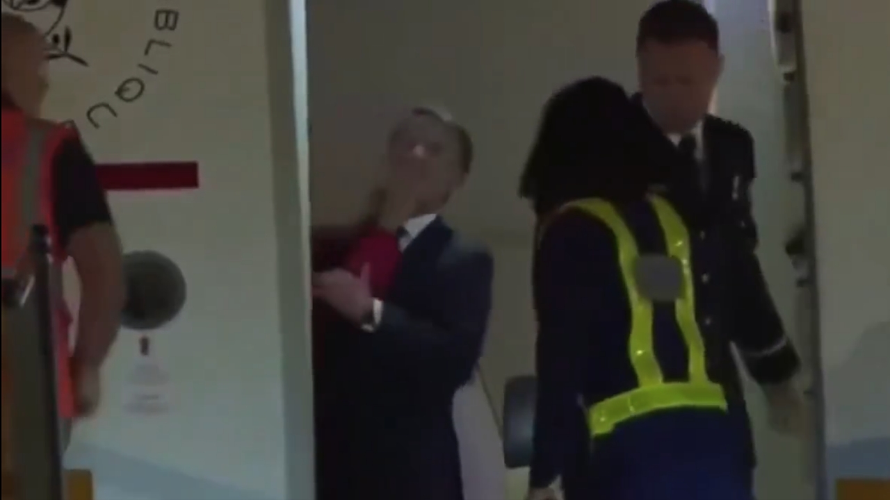 ปธน.มาครง ถูกสุภาพสตรีหมายเลข 1 "ผลักหน้า" ต่อหน้าสื่อก่อนลงเครื่องบินที่เวียดนาม