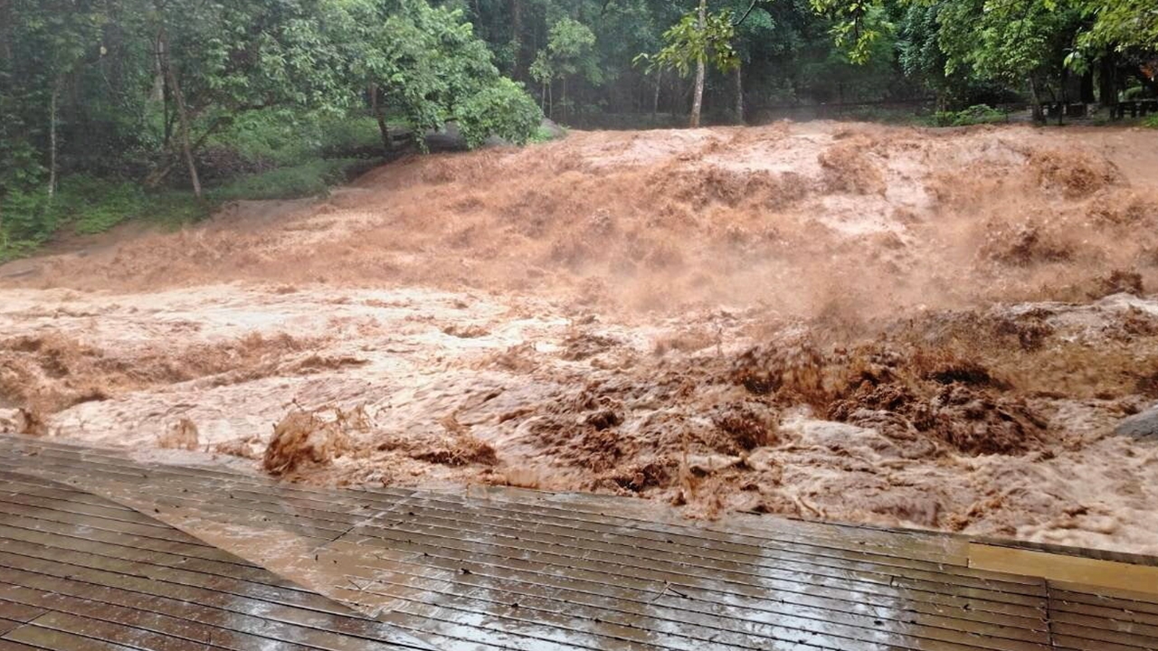 ฝนกระหน่ำอุทัยอ่วม ผงะขยะลอยเกลื่อน เชียงใหม่ก็โดนถล่ม พร่องนํ้าอ่าง-รับมือ