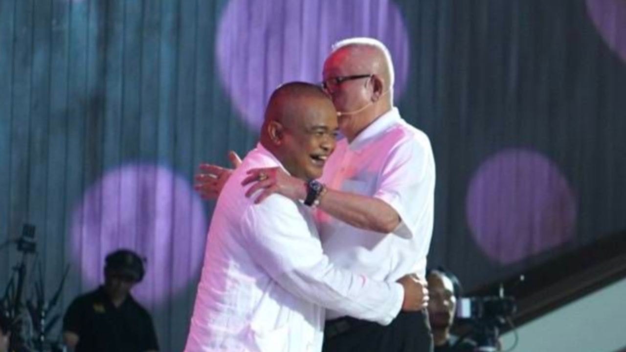 “จตุพร” กอด “สนธิ” ขึ้นเวทีร่วมขับไล่ระบอบ “ทักษิณ” ถึงเวลาเปลี่ยนแปลงประเทศ