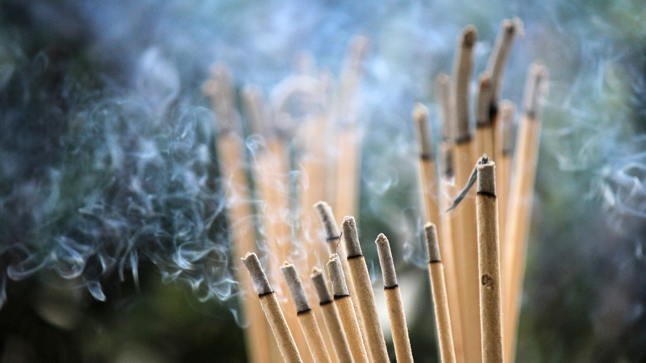 ไหว้เจ้าที่กลางแจ้งมีอะไรบ้าง ใช้ธูปกี่ดอก เปิดวิธีไหว้ยังไงให้ดวงพุ่ง