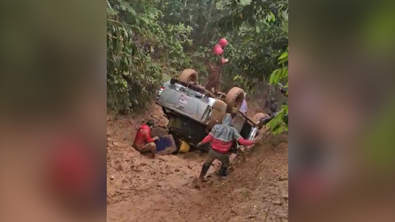 กระบะออฟโรด ไถลลงเนินปราบเซียน ชนเขาพลิกหงายท้อง ล้อชี้ฟ้า 