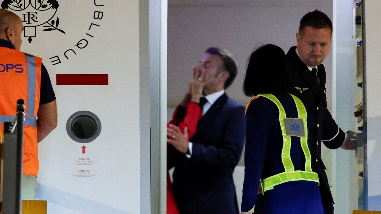 ปธน.ฝรั่งเศสถูกภริยาผลักหน้า ยืนยันแค่ล้อเล่นกัน ปัดมีปัญหาครอบครัว