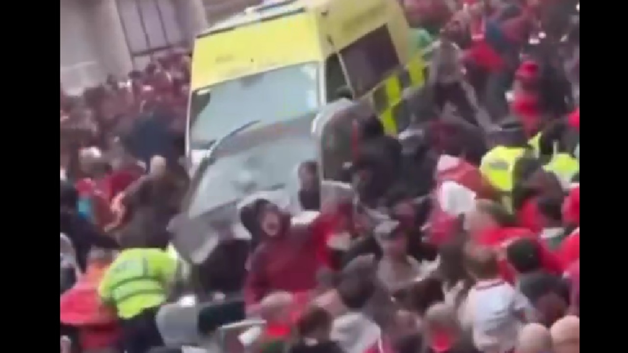 วินาทีเกิดเหตุ รถยนต์พุ่งชนพาเหรดฉลองแชมป์ลิเวอร์พูลในอังกฤษ (คลิป)