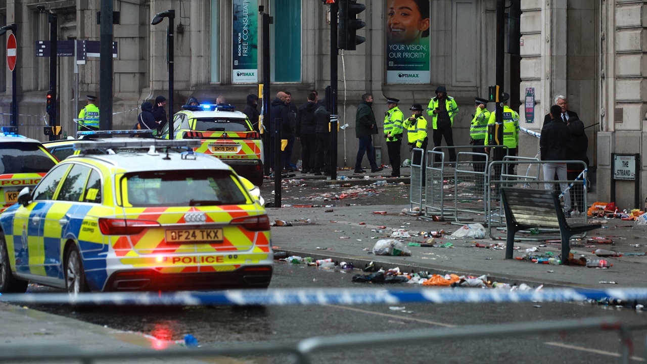 ช็อกรถพุ่งชนผู้คน พาเหรดฉลองแชมป์พรีเมียร์ลีกทีมลิเวอร์พูล