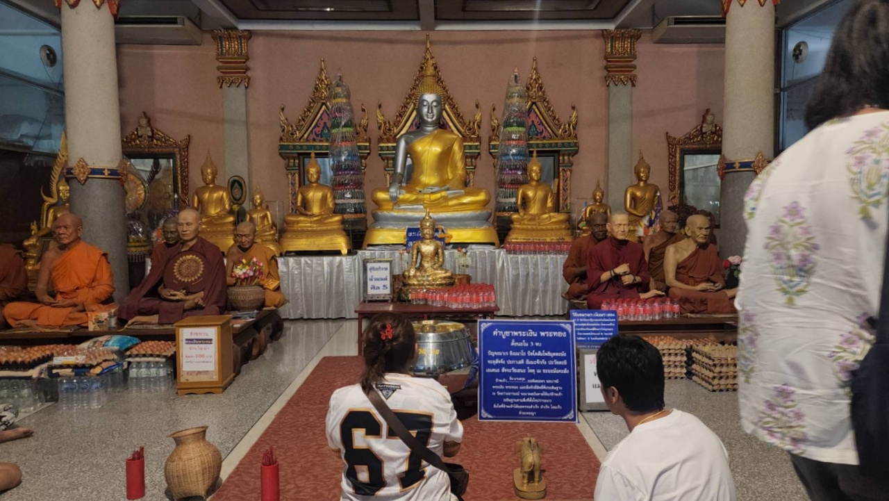 สาวขอพระเงินพระทอง ให้ขายที่ได้อีกครั้ง แย้มเลขเด็ด หากได้โชคจะกลับมาแก้บน