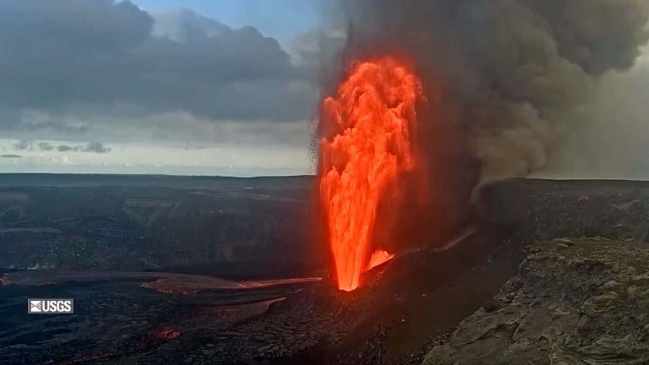 ตะลึง ภูเขาไฟฮาวายปะทุ ลาวาแดงฉานพวยพุ่งสูงกว่า 300 เมตร