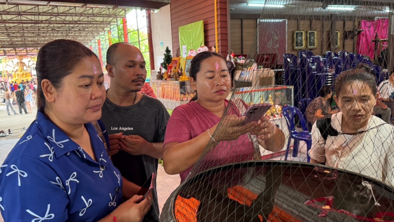 สายมูแห่ขอโชคสิ่งศักดิ์สิทธิ์คึกคัก ส่อง "เลขเด็ด" อ่างน้ำมนต์ฤาษีเณร