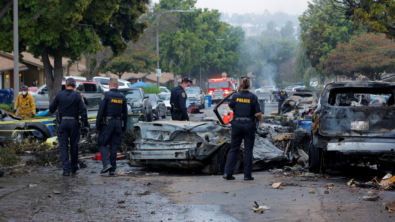 เครื่องบินเล็กตกในซานดิเอโก ไฟไหม้บ้าน-รถเสียหายอื้อ ดับแล้ว 2 ศพ